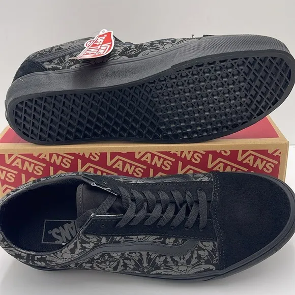Vans Men’s Black and Gray Patterned Sneakers Old SkoolSkull Tapestry Raven/Blac