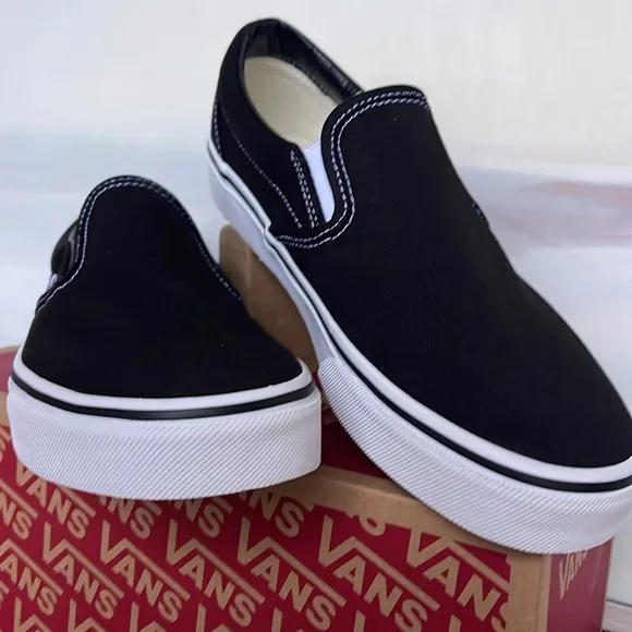 Vans Men’s Classic Slip-On BlackVN000EYEBLKSneakers