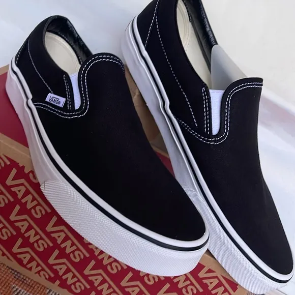 Vans Men’s Classic Slip-On BlackVN000EYEBLKSneakers