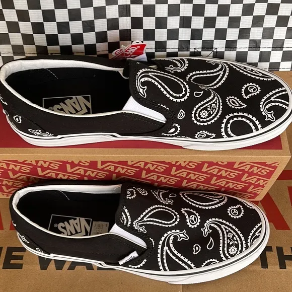 Vans Men’s Classic Slip On Peace Paisley Black/True White sneakers