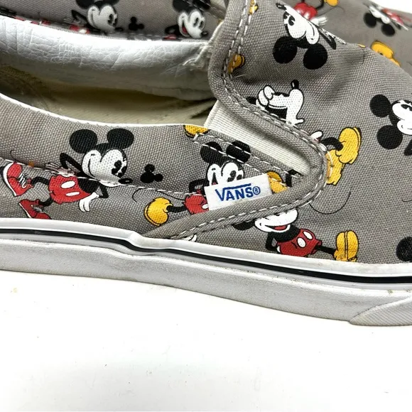 VANS OFF THE WALL Disney slip on sneakers, men’s size 10