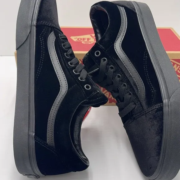 Vans WMNS Black Sneakers Old SkoolVelvet Black/Black/BlackVN0A7Q2JD5E