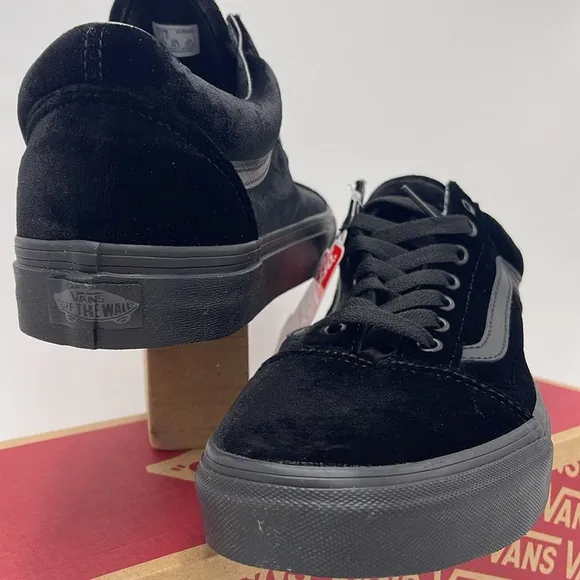 Vans WMNS Black Sneakers Old SkoolVelvet Black/Black/BlackVN0A7Q2JD5E