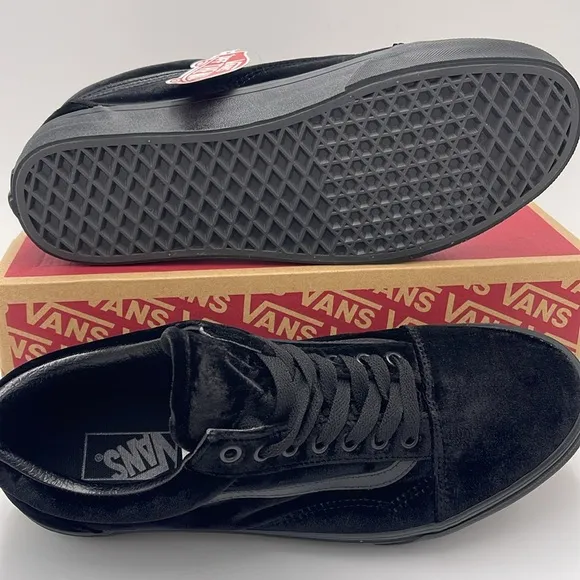 Vans WMNS Black Sneakers Old SkoolVelvet Black/Black/BlackVN0A7Q2JD5E