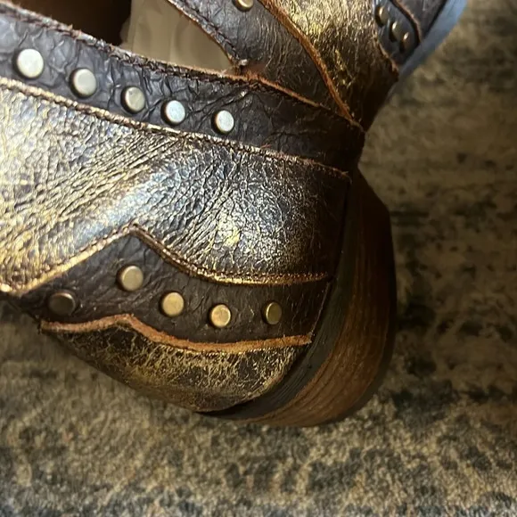 Very Volatile Like New 9 Distressed Metallic Brown Studded Western Ankle Boots
