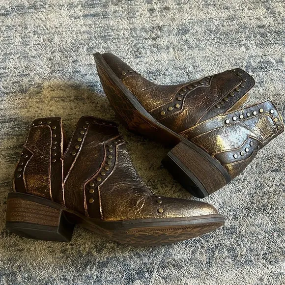 Very Volatile Like New 9 Distressed Metallic Brown Studded Western Ankle Boots