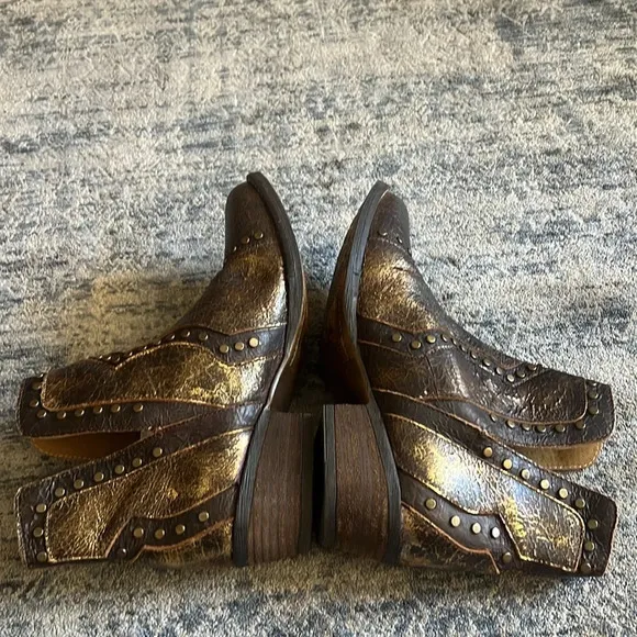 Very Volatile Like New 9 Distressed Metallic Brown Studded Western Ankle Boots