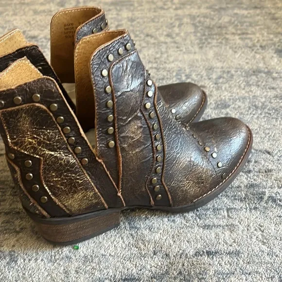 Very Volatile Like New 9 Distressed Metallic Brown Studded Western Ankle Boots
