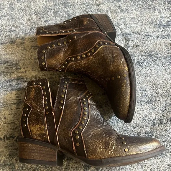 Very Volatile Like New 9 Distressed Metallic Brown Studded Western Ankle Boots