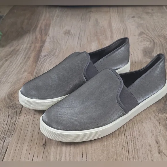 Vince Bailey Pebbled Women's Metallic Pewter Slip-On Sneakers Sz.9