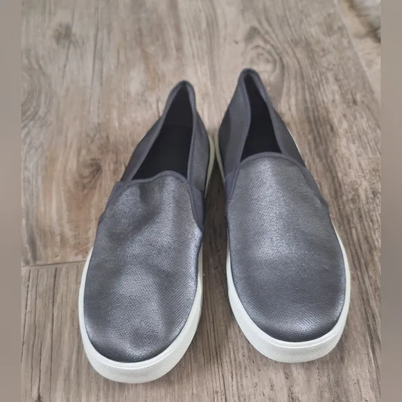 Vince Bailey Pebbled Women's Metallic Pewter Slip-On Sneakers Sz.9