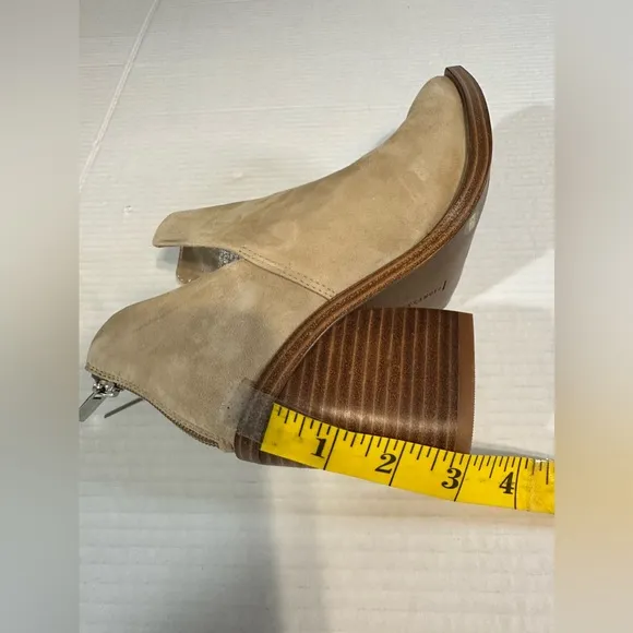 Vince Camuto Gigietta Tan Block Heel Zip Up Bootie Size 6.5 Pre-owned