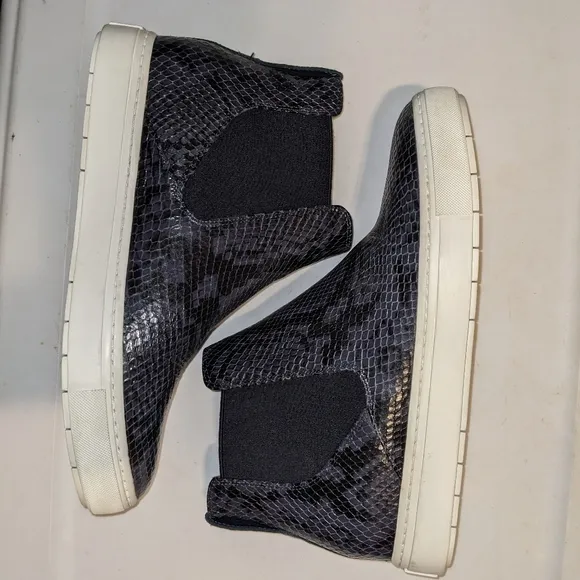 Vince. Newlyn snake print blue leather sneakers 7 new