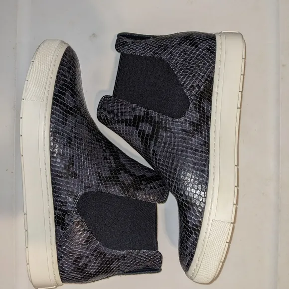 Vince. Newlyn snake print blue leather sneakers 7 new