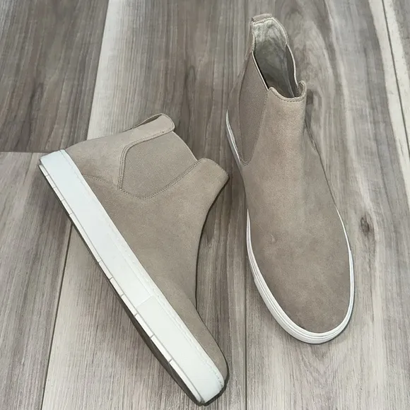 Vince newlyn suede leather beige Chelsea slip on sneakers size 9.5