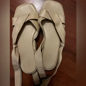 VINCE REZA SANDALS SIZE 8