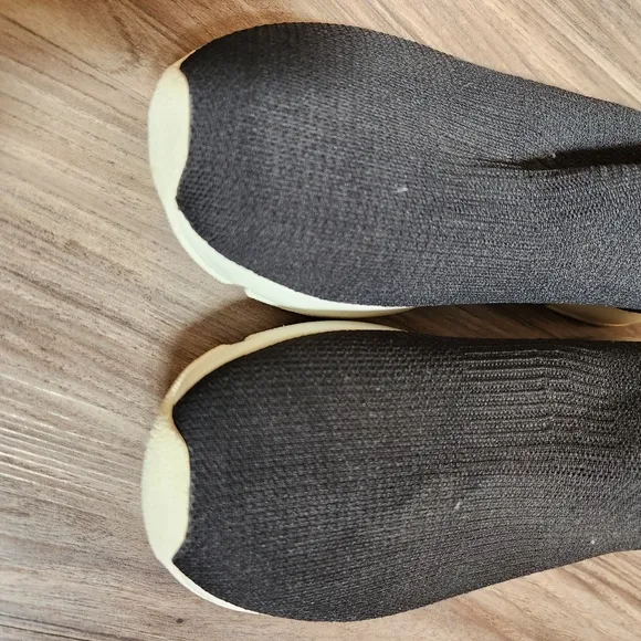 Vince slip on sneakers size 6.5
