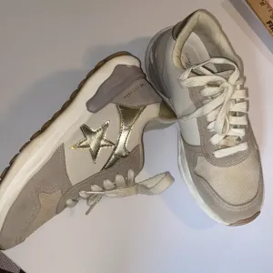 Vintage Havana Cream and Gold Star Sneakers SZ 8