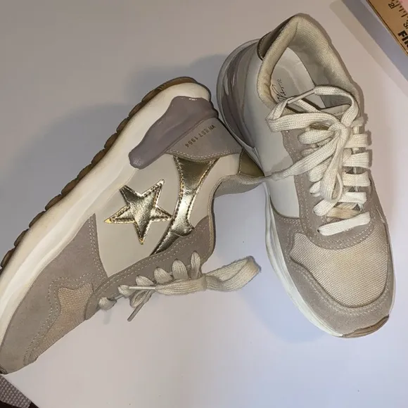 Vintage Havana Cream and Gold Star Sneakers SZ 8