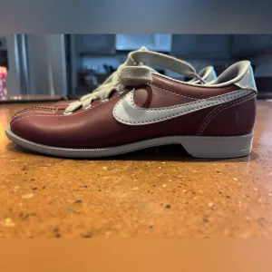 Vintage Nike bowling shoes size 5.5 Burgundy and Gray Sneakers