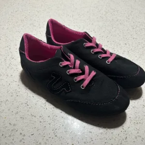 Vintage Women’s True Religion Sneakers Shoes 8.5 Black &amp; Pink