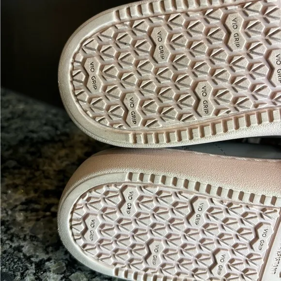 Vionic Pro Mable Gray Pink VIO Grip Non-Slip Slip On Sneakers Size 8