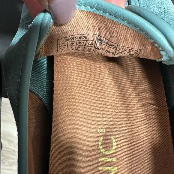 VIONIC Teal Suede Sneakers size 6 pre owned Exellent condition.
