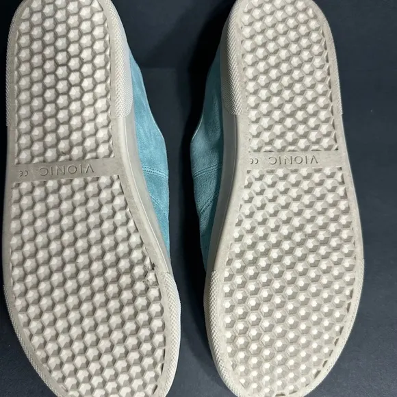 VIONIC Teal Suede Sneakers size 6 pre owned Exellent condition.