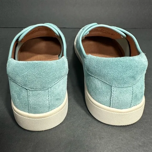 VIONIC Teal Suede Sneakers size 6 pre owned Exellent condition.