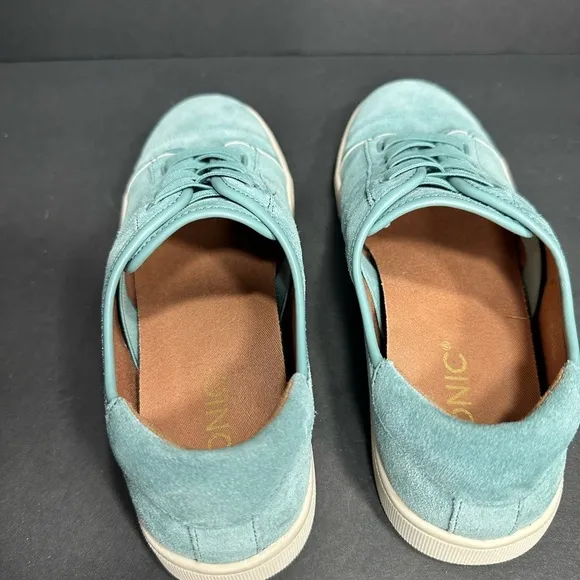 VIONIC Teal Suede Sneakers size 6 pre owned Exellent condition.