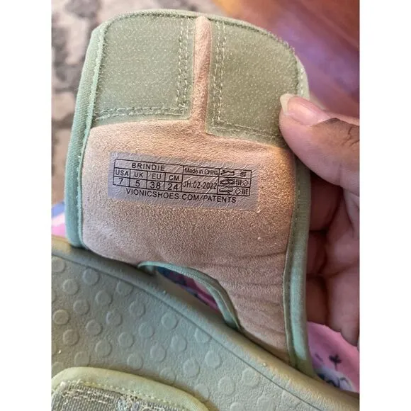 Vionic’s slippers women’s size 7