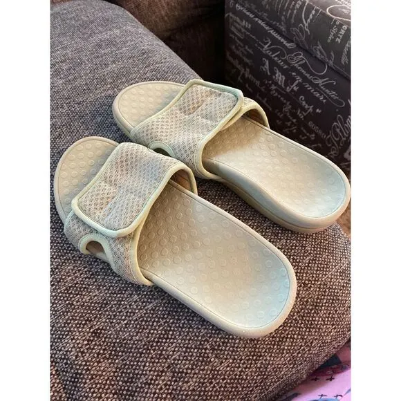Vionic’s slippers women’s size 7