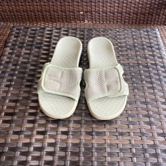 Vionic’s slippers women’s size 7