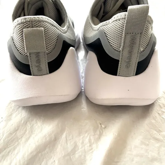 Weweya gray black Running sneakers shoes. SZ 10.5 NWOT New without tag
