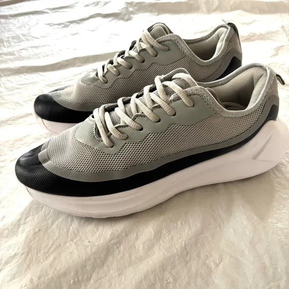 Weweya gray black Running sneakers shoes. SZ 10.5 NWOT New without tag