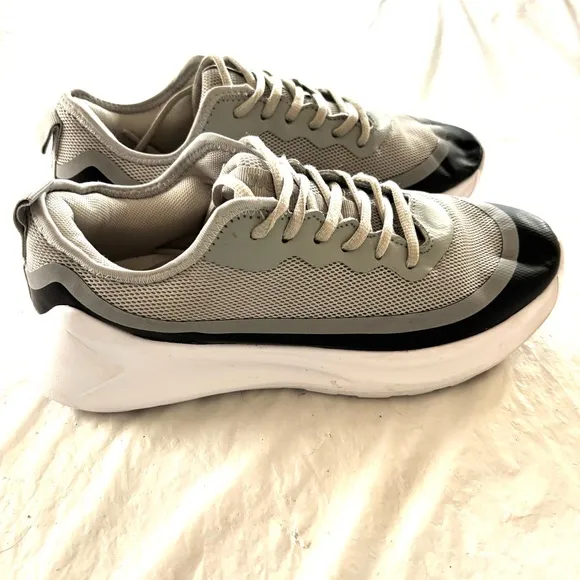 Weweya gray black Running sneakers shoes. SZ 10.5 NWOT New without tag