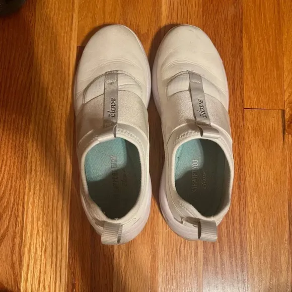 WHITE CLOVE NURSING SHOES