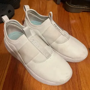 WHITE CLOVE NURSING SHOES