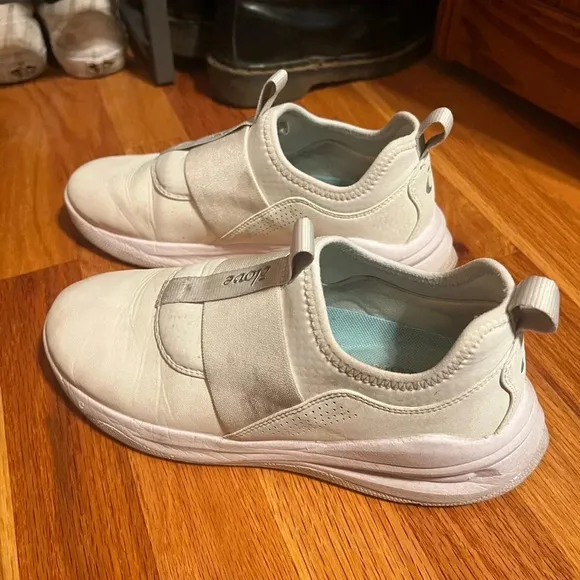 WHITE CLOVE NURSING SHOES
