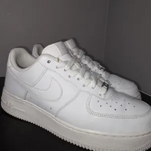White Nike Sneakers Air Force 1