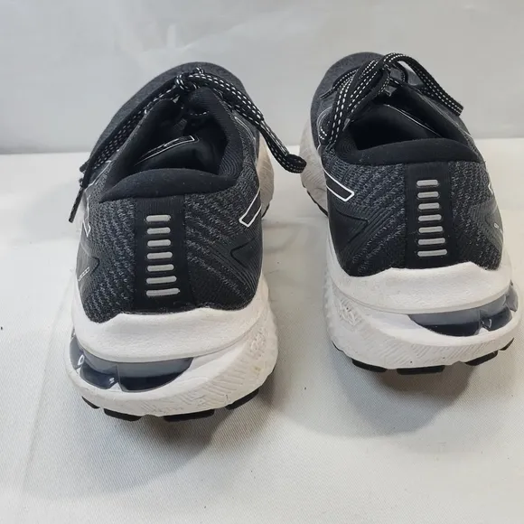 Women's Asics GT-2000 Black &amp; white running shoes size 9