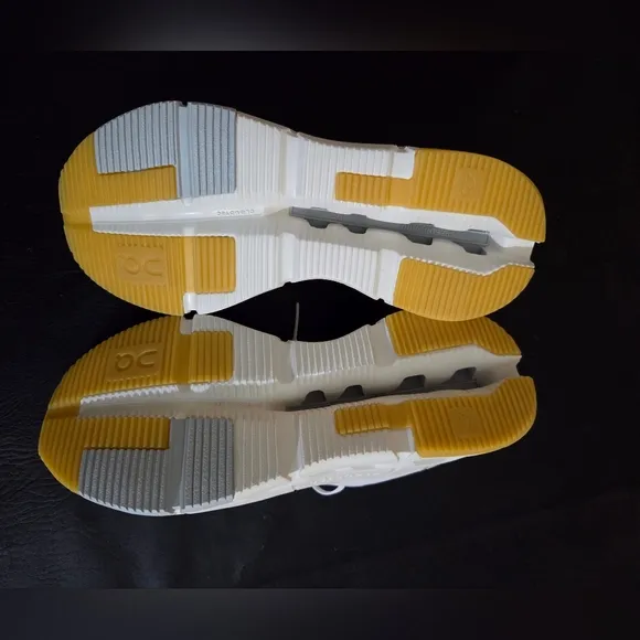 Women's Cloudnova Form 2 running shoes, size 7.