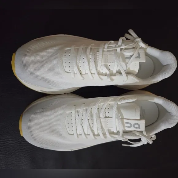 Women's Cloudnova Form 2 running shoes, size 7.
