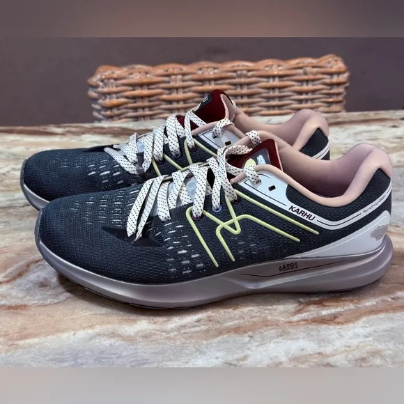 Women’s KARHU Synchron 1.5 running shoes. Size 9