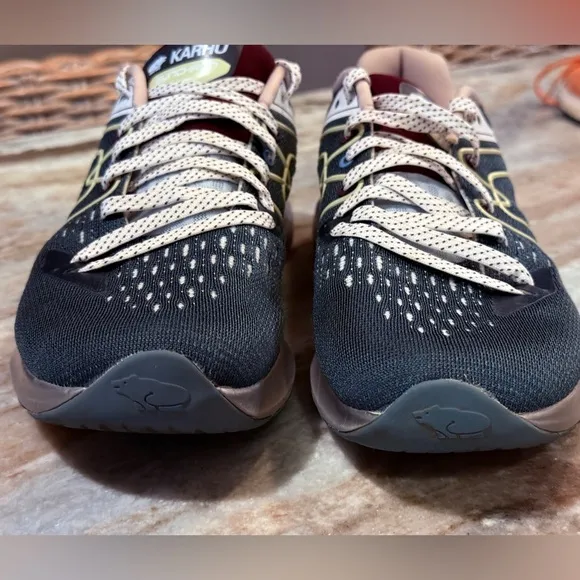Women’s KARHU Synchron 1.5 running shoes. Size 9