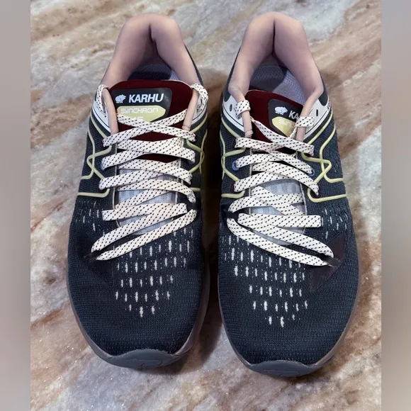 Women’s KARHU Synchron 1.5 running shoes. Size 9