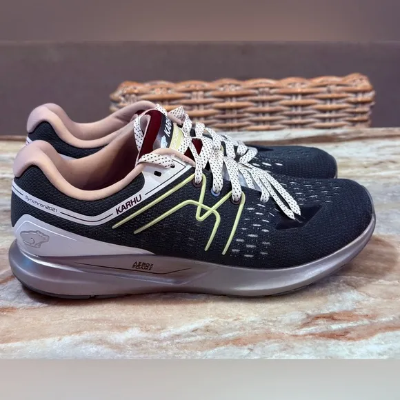Women’s KARHU Synchron 1.5 running shoes. Size 9