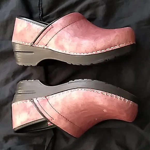 Women's Sanita metallic dusty rose clogs or nursing shoes size 36