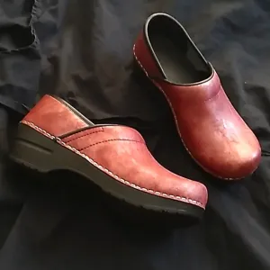 Women's Sanita metallic dusty rose clogs or nursing shoes size 36
