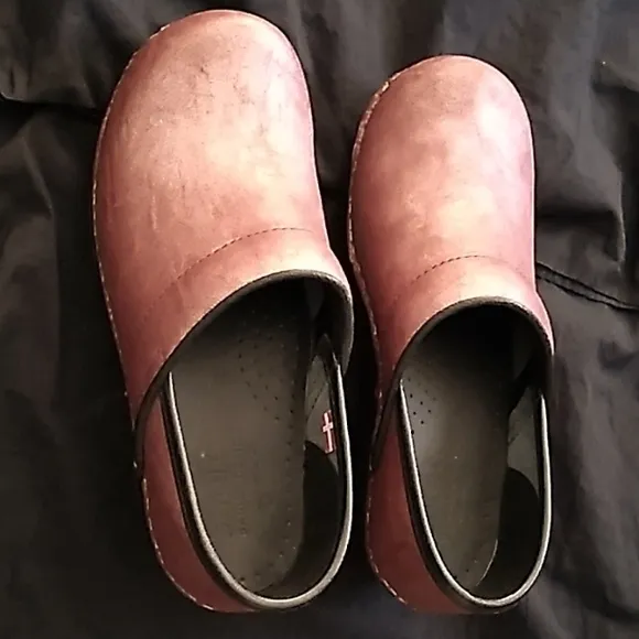 Women's Sanita metallic dusty rose clogs or nursing shoes size 36